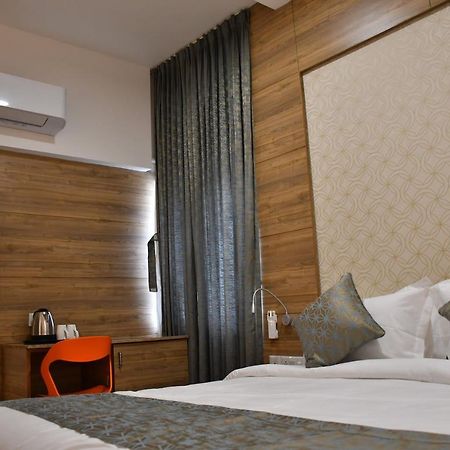 Adhikrishna Arcade Hotel Ероде Екстериор снимка