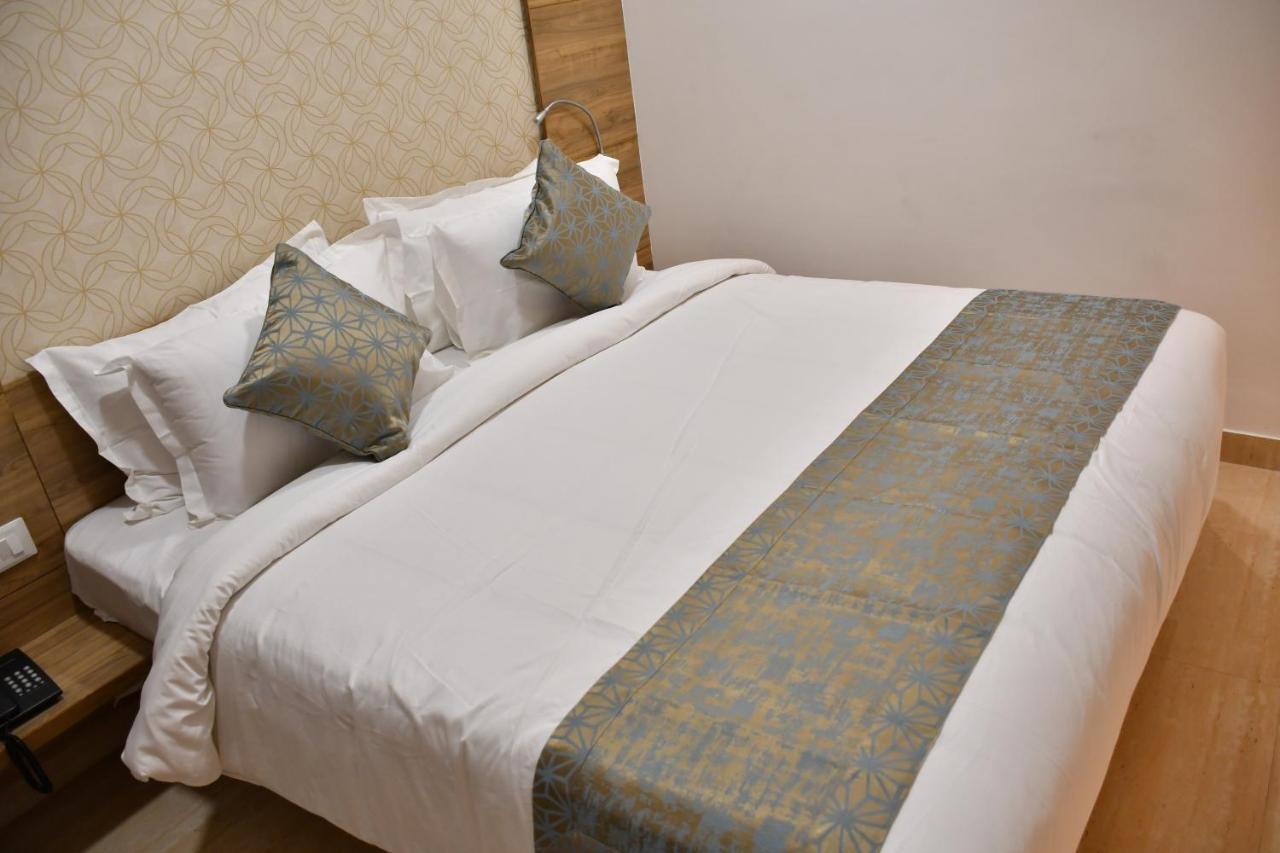 Adhikrishna Arcade Hotel Ероде Екстериор снимка