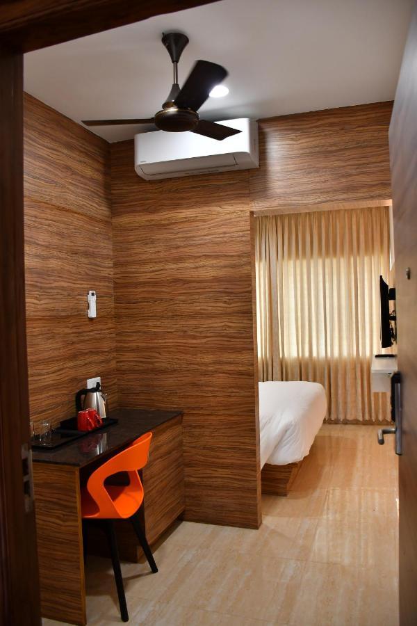 Adhikrishna Arcade Hotel Ероде Екстериор снимка